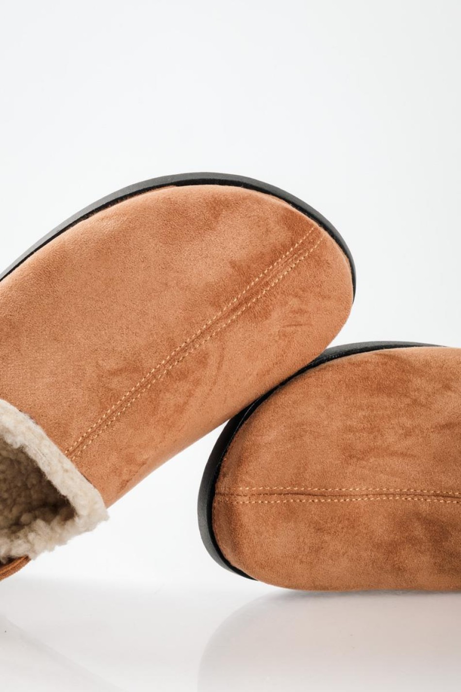 Suede clogs με εσωτερική γούνα και ρυθμιζόμενο λουράκι στο πίσω μέρος ΤΑΜΠΑ Suede clogs με εσωτερική γούνα και ρυθμιζόμενο λουράκι στο πίσω μέρος ΤΑΜΠΑ