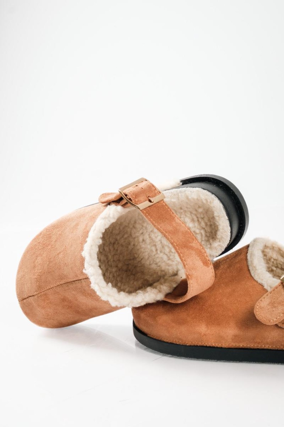 Suede clogs με εσωτερική γούνα και ρυθμιζόμενο λουράκι στο πίσω μέρος ΤΑΜΠΑ Suede clogs με εσωτερική γούνα και ρυθμιζόμενο λουράκι στο πίσω μέρος ΤΑΜΠΑ