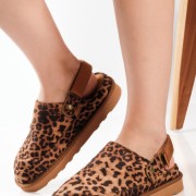 Δίσολα suede clogs με λουράκι velcro στο πίσω μέρος ΛΕΟΠΑΡ Δίσολα suede clogs με λουράκι velcro στο πίσω μέρος ΛΕΟΠΑΡ
