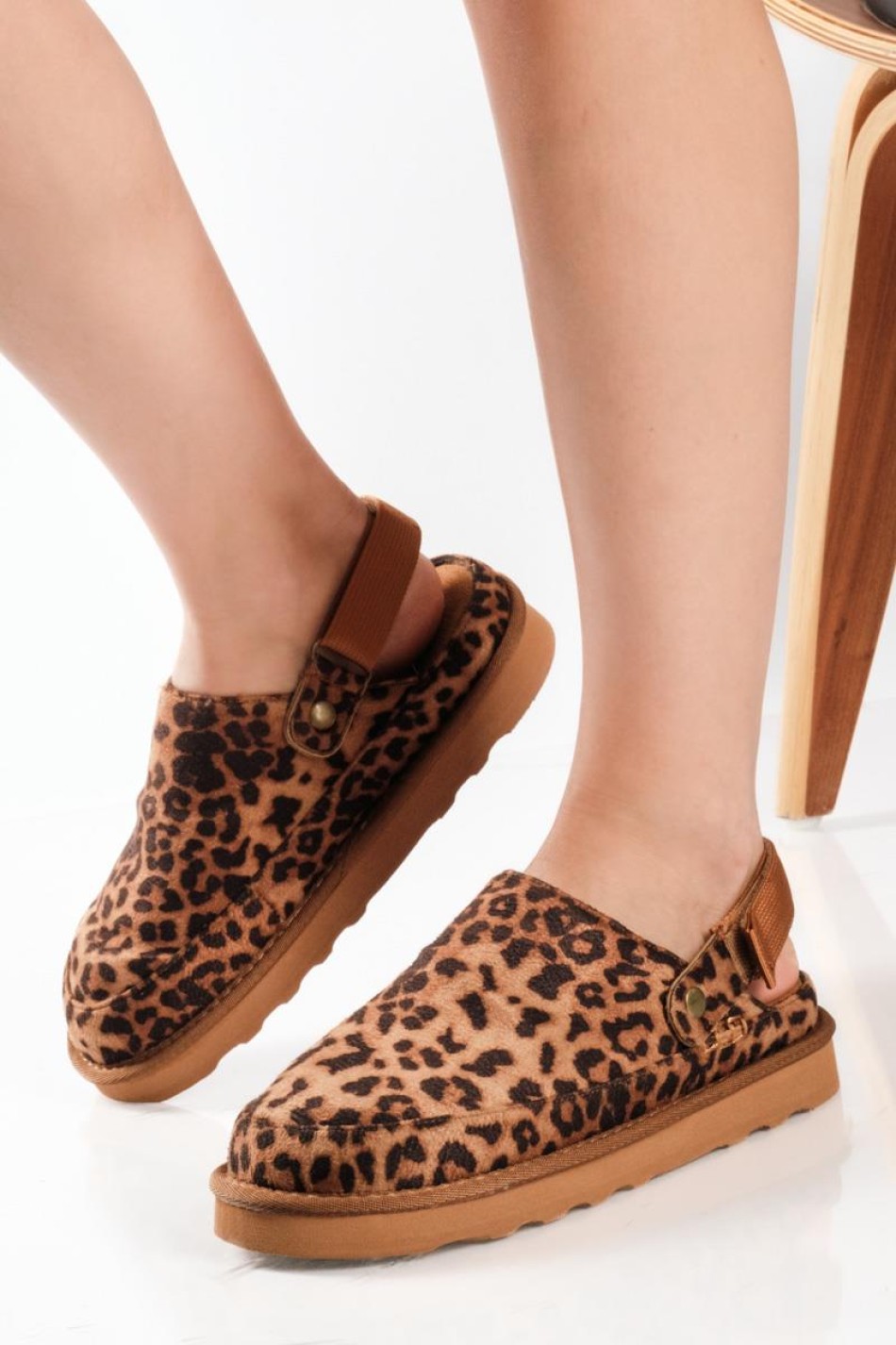 Δίσολα suede clogs με λουράκι velcro στο πίσω μέρος ΛΕΟΠΑΡ Δίσολα suede clogs με λουράκι velcro στο πίσω μέρος ΛΕΟΠΑΡ