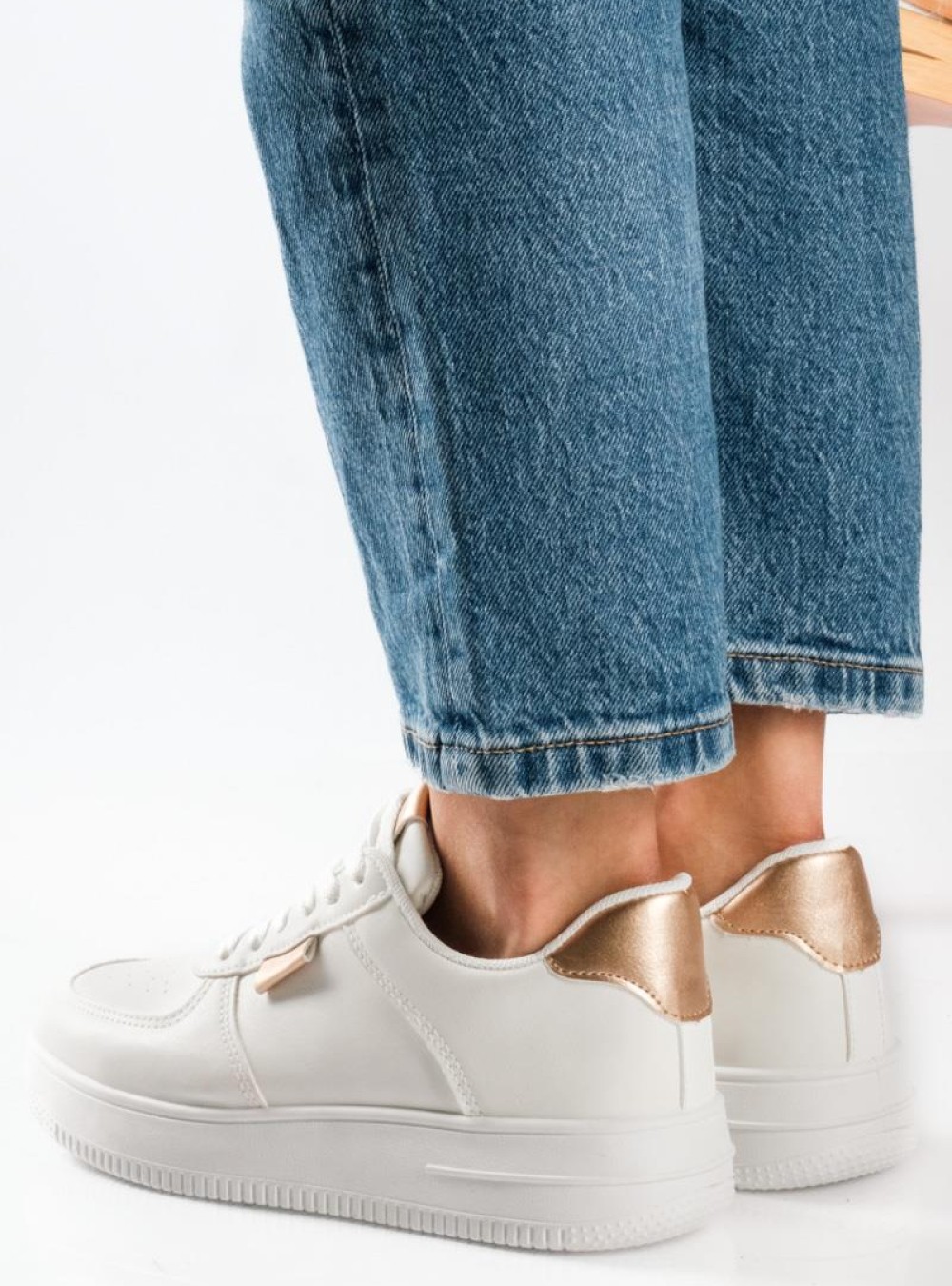 Δίσολα sneakers με εξωτερικές ραφές και απλό σχέδιο ΑΣΠΡΟ/CHAMPAGNE Δίσολα sneakers με εξωτερικές ραφές και απλό σχέδιο ΑΣΠΡΟ/CHAMPAGNE