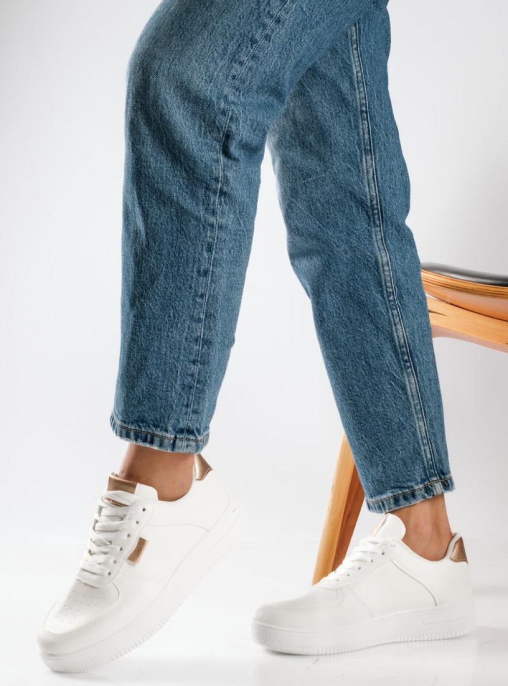 Δίσολα sneakers με εξωτερικές ραφές και απλό σχέδιο ΑΣΠΡΟ/CHAMPAGNE Δίσολα sneakers με εξωτερικές ραφές και απλό σχέδιο ΑΣΠΡΟ/CHAMPAGNE