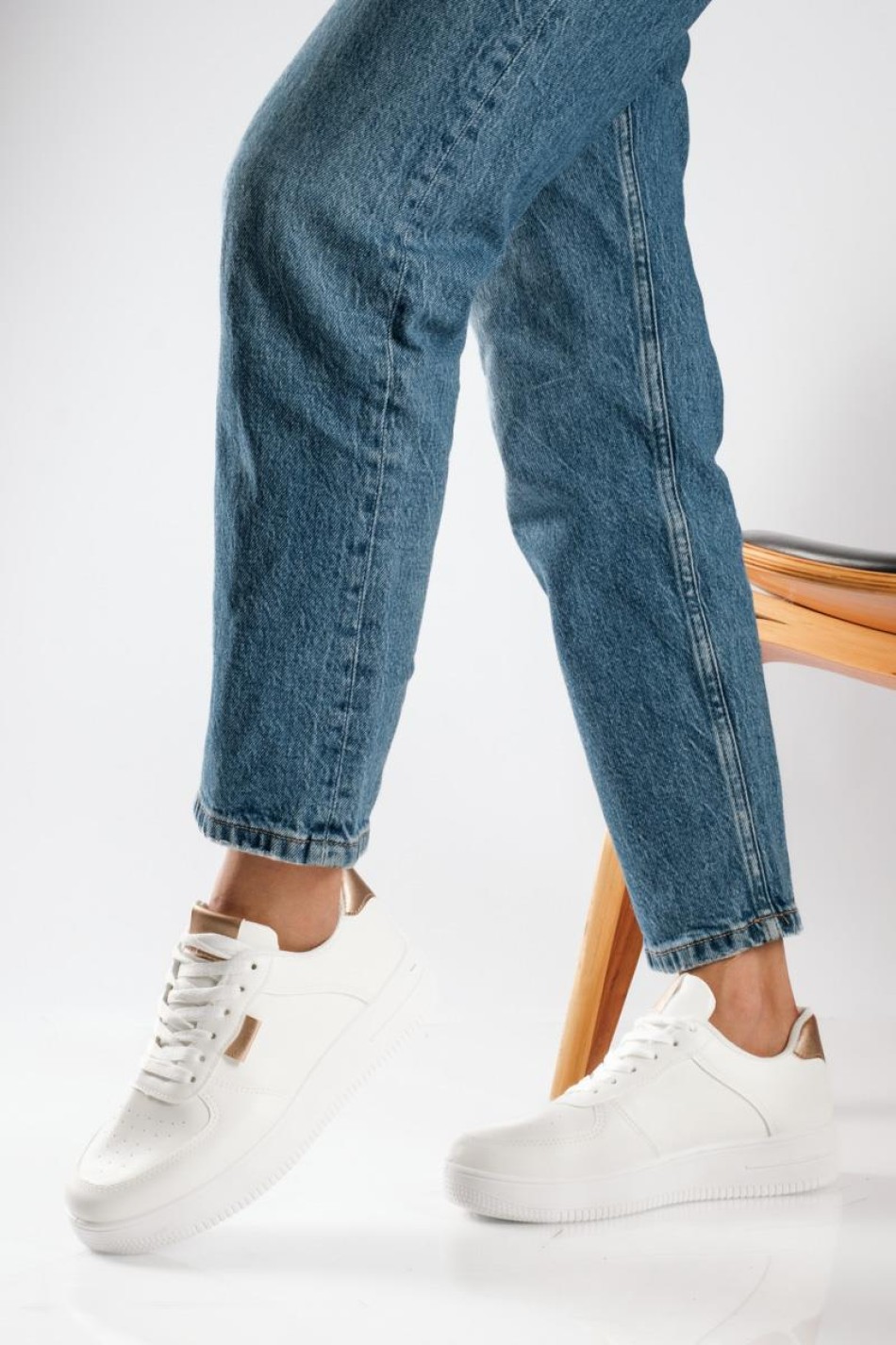 Δίσολα sneakers με εξωτερικές ραφές και απλό σχέδιο ΑΣΠΡΟ/CHAMPAGNE Δίσολα sneakers με εξωτερικές ραφές και απλό σχέδιο ΑΣΠΡΟ/CHAMPAGNE