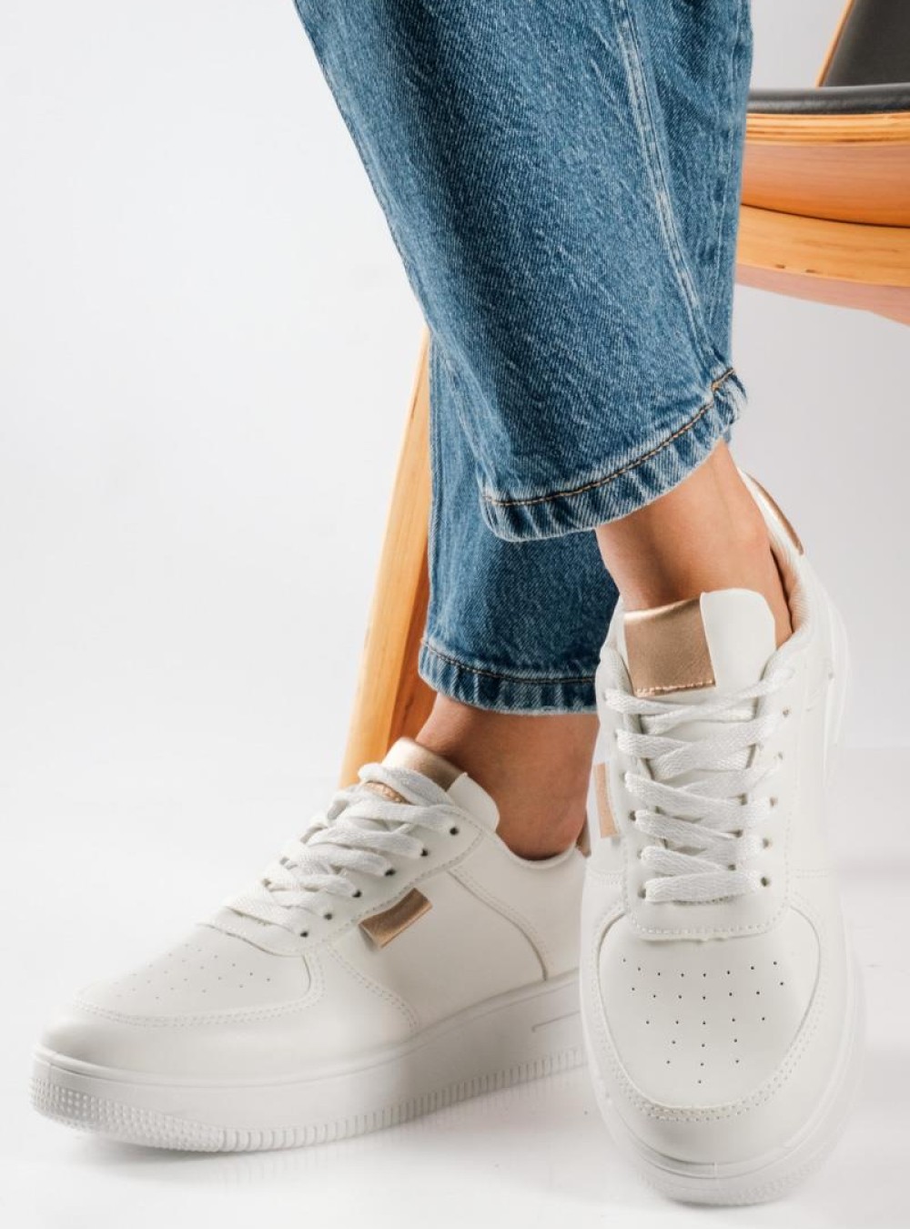 Δίσολα sneakers με εξωτερικές ραφές και απλό σχέδιο ΑΣΠΡΟ/CHAMPAGNE Δίσολα sneakers με εξωτερικές ραφές και απλό σχέδιο ΑΣΠΡΟ/CHAMPAGNE