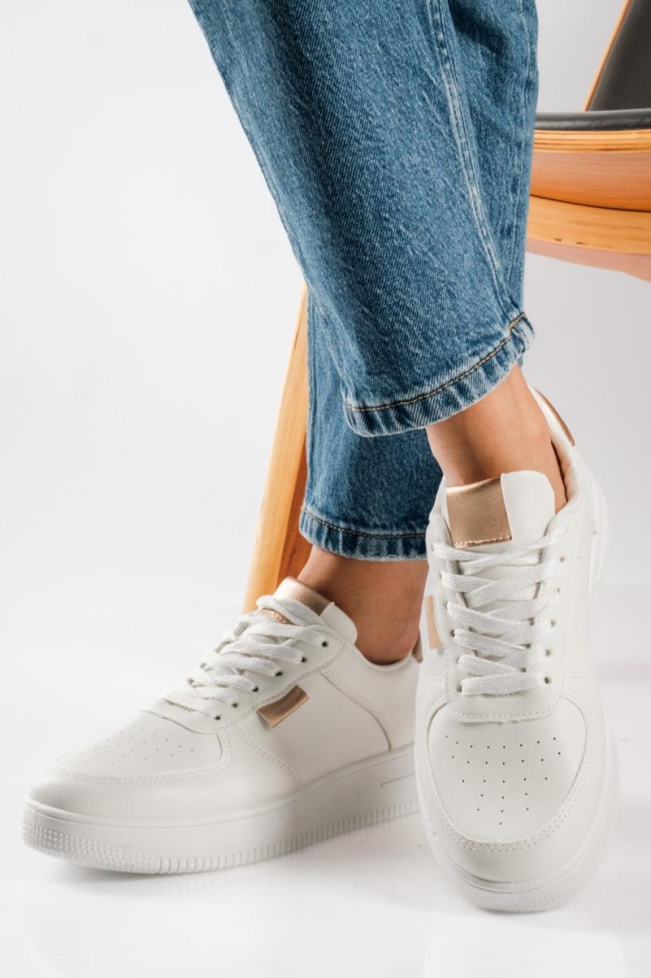 Δίσολα sneakers με εξωτερικές ραφές και απλό σχέδιο ΑΣΠΡΟ/CHAMPAGNE Δίσολα sneakers με εξωτερικές ραφές και απλό σχέδιο ΑΣΠΡΟ/CHAMPAGNE