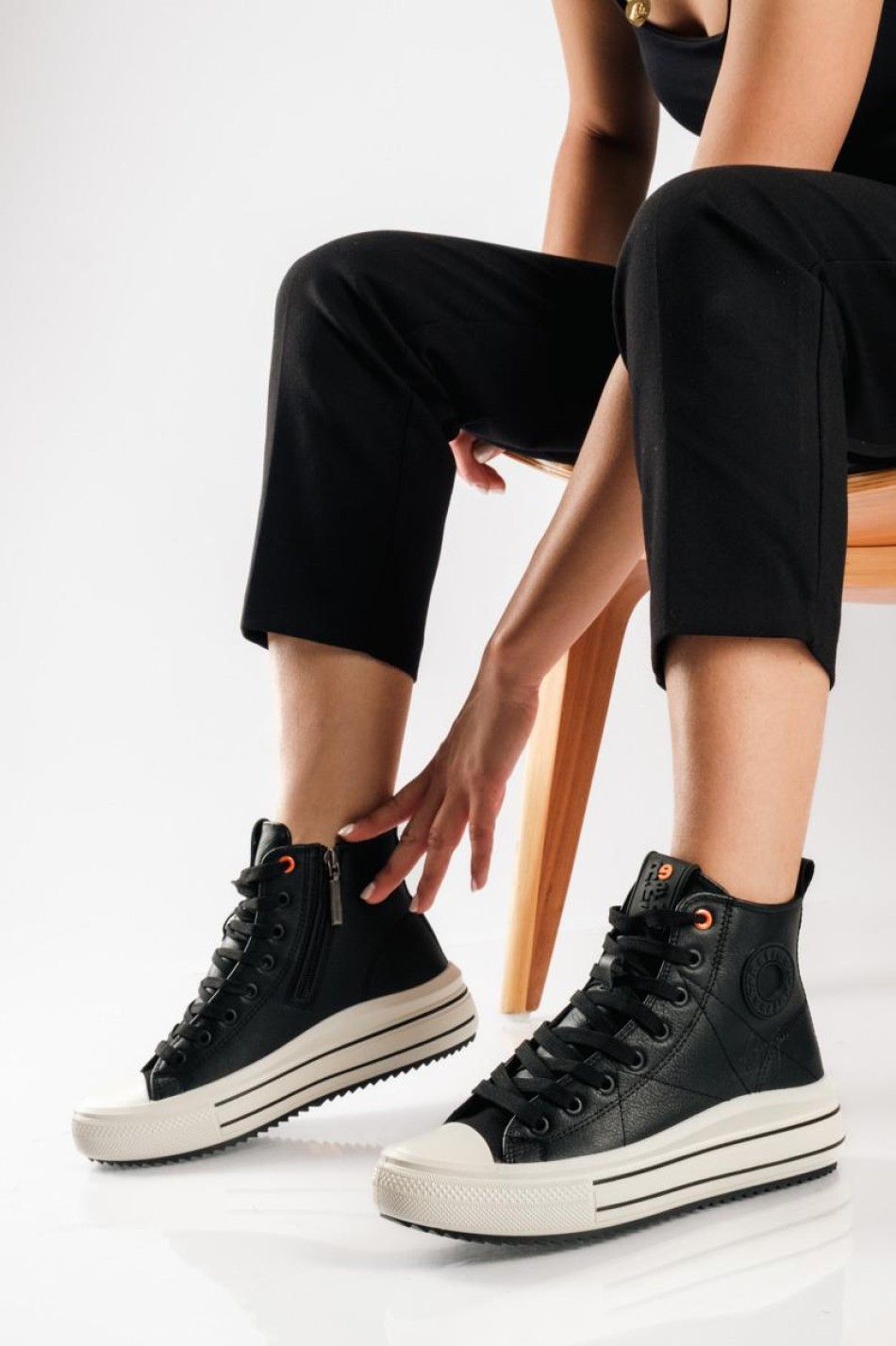 REFRESH Μποτάκι τύπου sneaker με πλαϊνό φερμουάρ ΜΑΥΡΟ