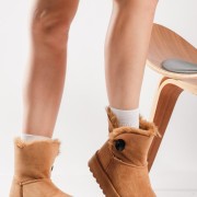 SABINO Μποτάκι suede με εσωτερική γούνα και διακοσμητικό κουμπί ΤΑΜΠΑ