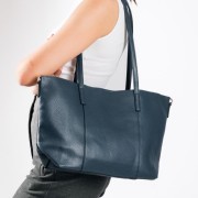 Τσάντα shopper με εσωτερικό τσαντάκι και επιπλέον μακρύ λουράκι ΜΠΛΕ