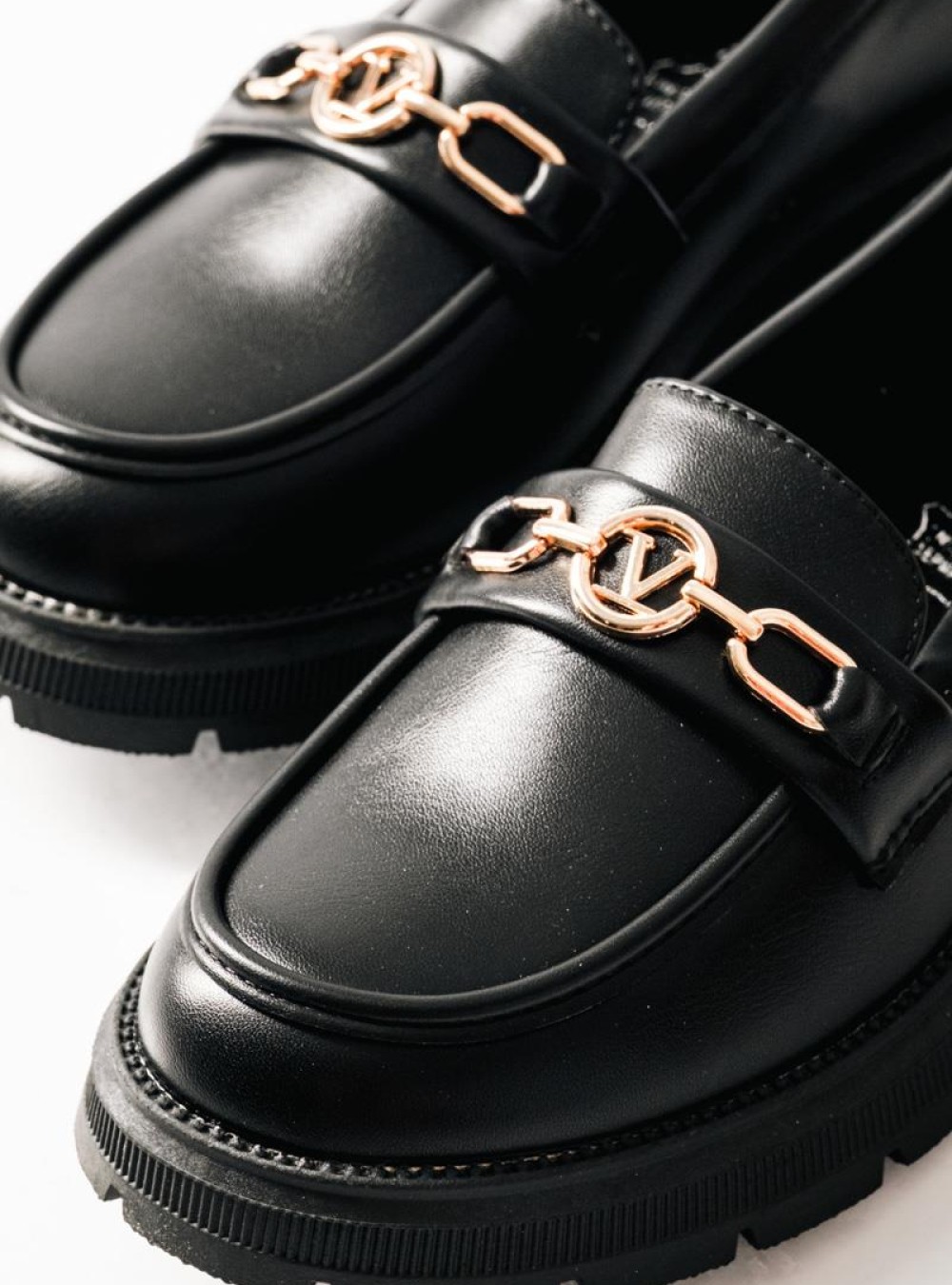 ZAK ματ loafers για κορίτσια με χρυσή αλυσίδα και τρακτερωτή σόλα ΜΑΥΡΟ
