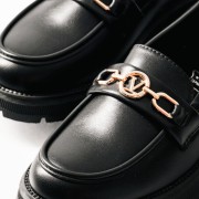 ZAK ματ loafers για κορίτσια με χρυσή αλυσίδα και τρακτερωτή σόλα ΜΑΥΡΟ