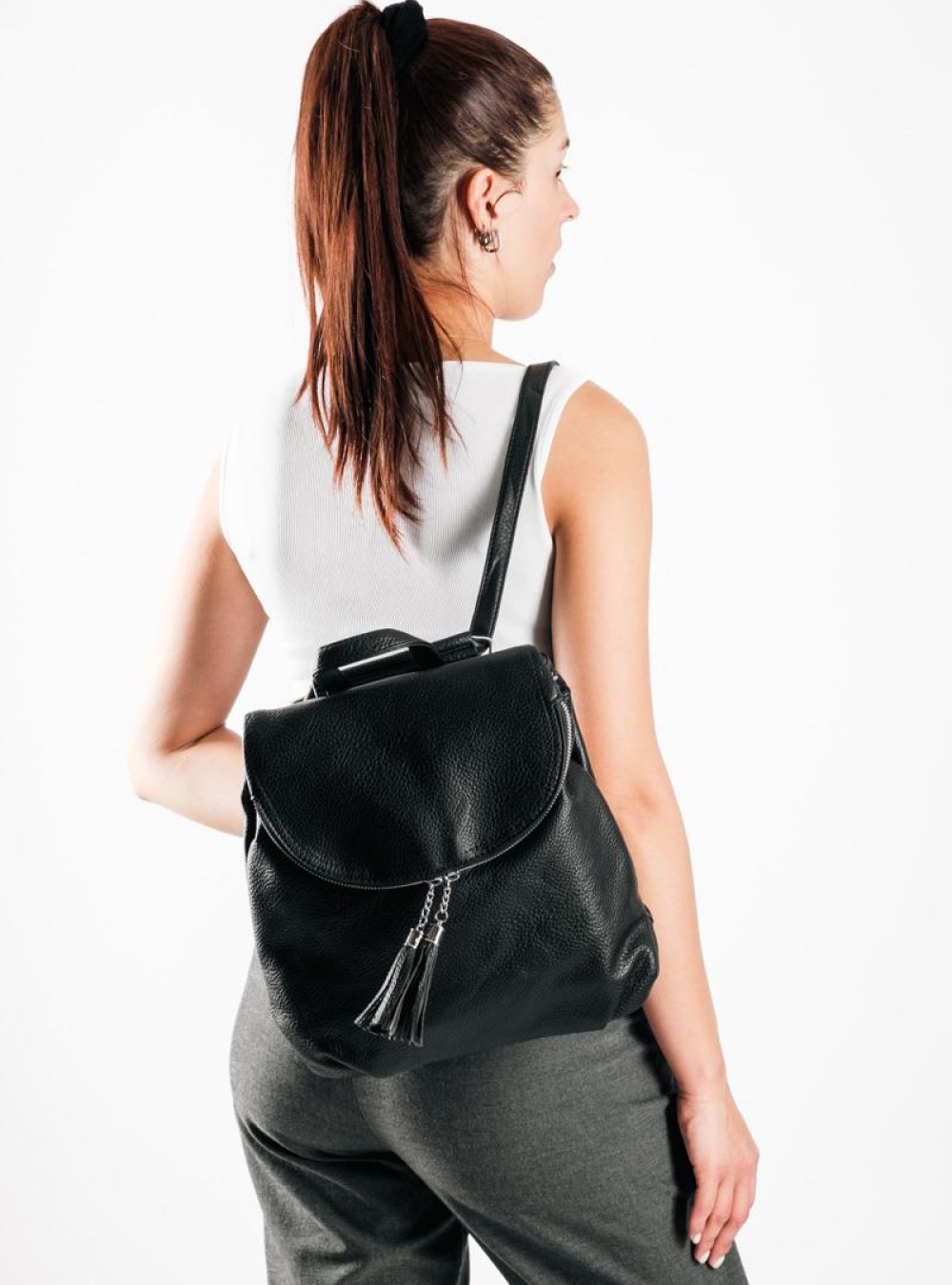 Backpack με μαγνητικό κούμπωμα και διακοσμητικά κρόσια ΜΑΥΡΟ