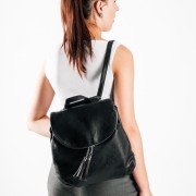 Backpack με μαγνητικό κούμπωμα και διακοσμητικά κρόσια ΜΑΥΡΟ