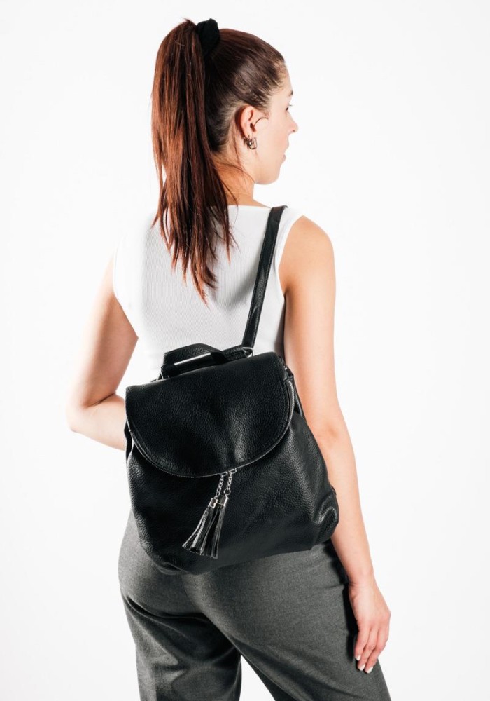 Backpack με μαγνητικό κούμπωμα και διακοσμητικά κρόσια ΜΑΥΡΟ