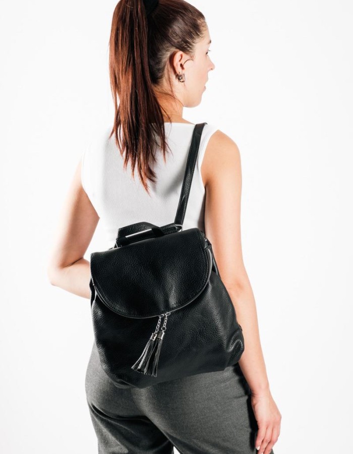 Backpack με μαγνητικό κούμπωμα και διακοσμητικά κρόσια ΜΑΥΡΟ