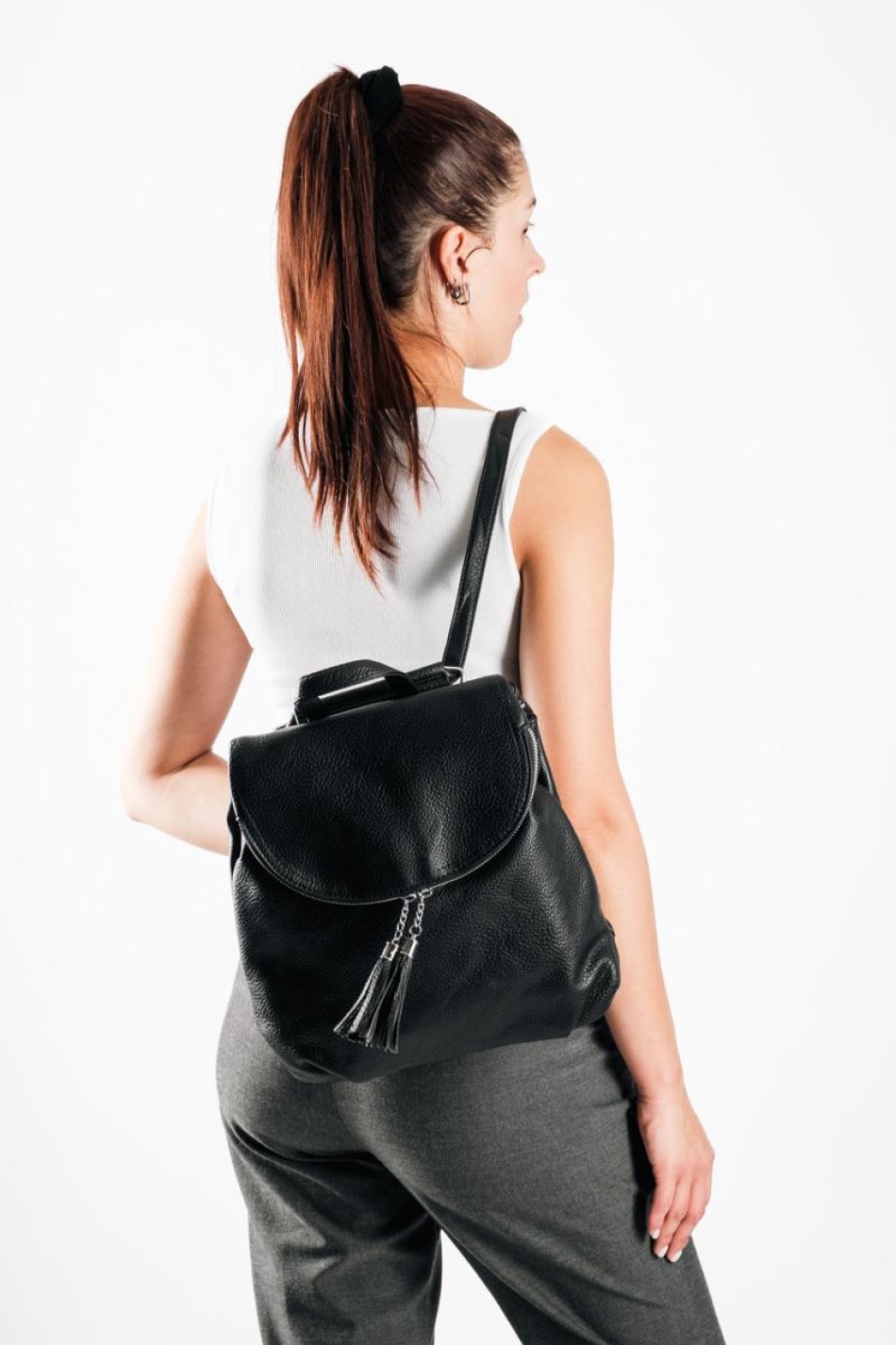 Backpack με μαγνητικό κούμπωμα και διακοσμητικά κρόσια ΜΑΥΡΟ
