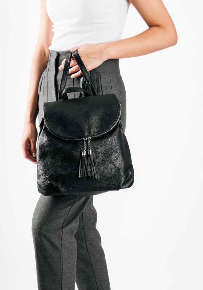 Backpack με μαγνητικό κούμπωμα και διακοσμητικά κρόσια ΜΑΥΡΟ