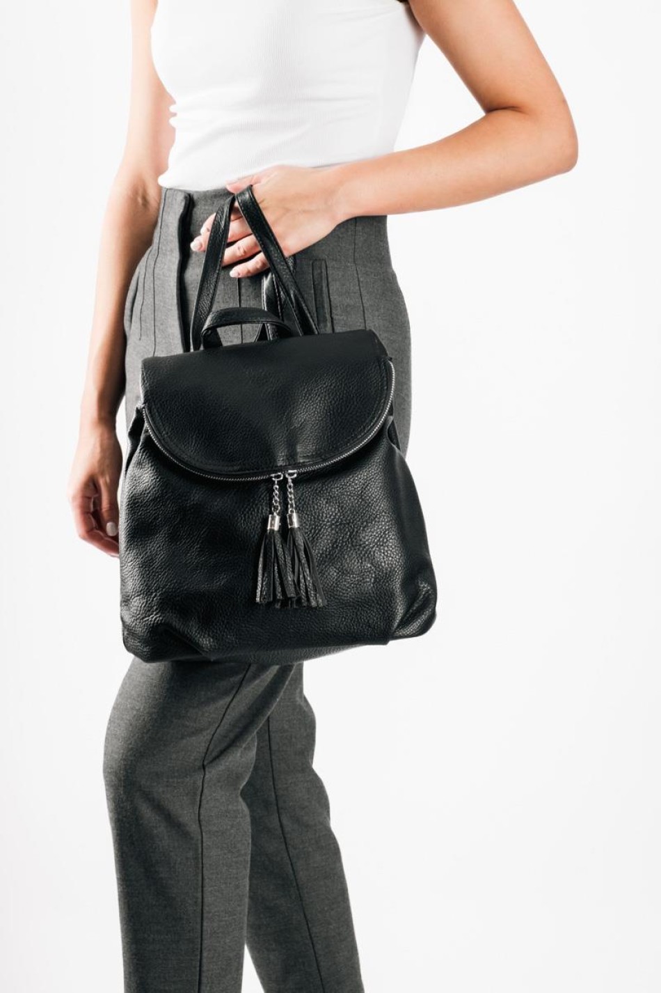 Backpack με μαγνητικό κούμπωμα και διακοσμητικά κρόσια ΜΑΥΡΟ