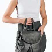 Backpack με μαγνητικό κούμπωμα και διακοσμητικά κρόσια ΓΚΡΙ