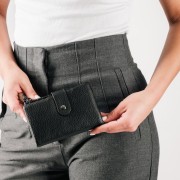 Πορτοφόλι μικρό με ανάφλυφη υφή και ασημί κούμπωμα ΜΑΥΡΟ