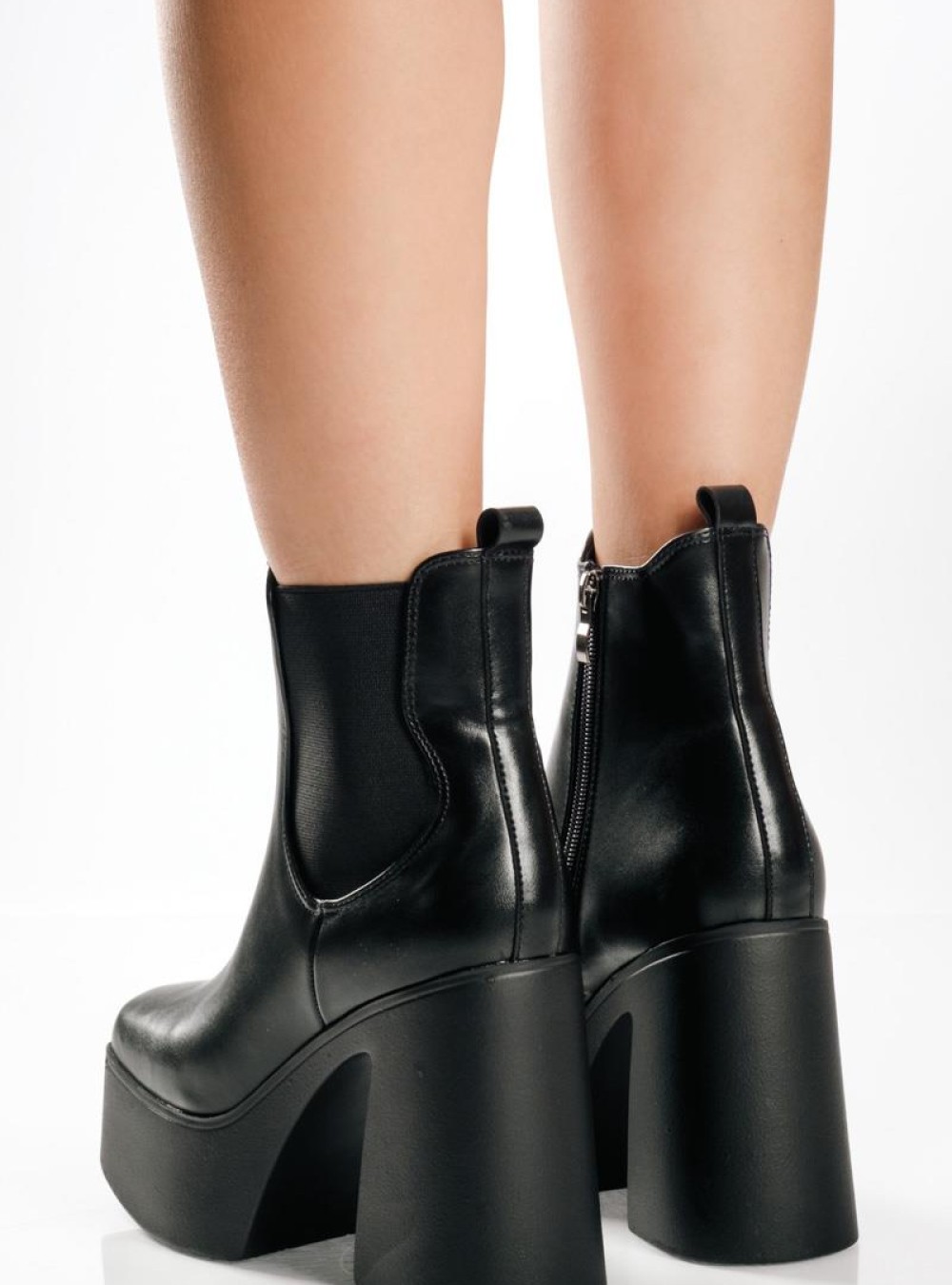 Δίσολα ankle boots με χοντρό τακούνι και λάστιχο στο πλάι ΜΑΥΡΟ