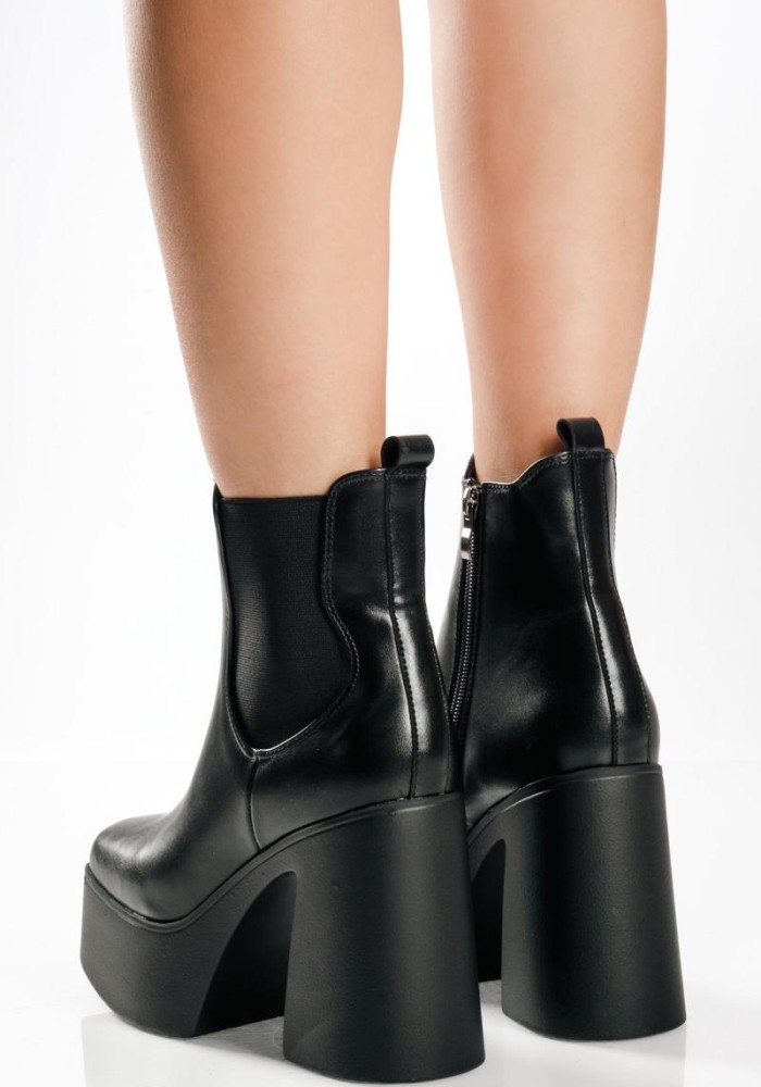 Δίσολα ankle boots με χοντρό τακούνι και λάστιχο στο πλάι ΜΑΥΡΟ