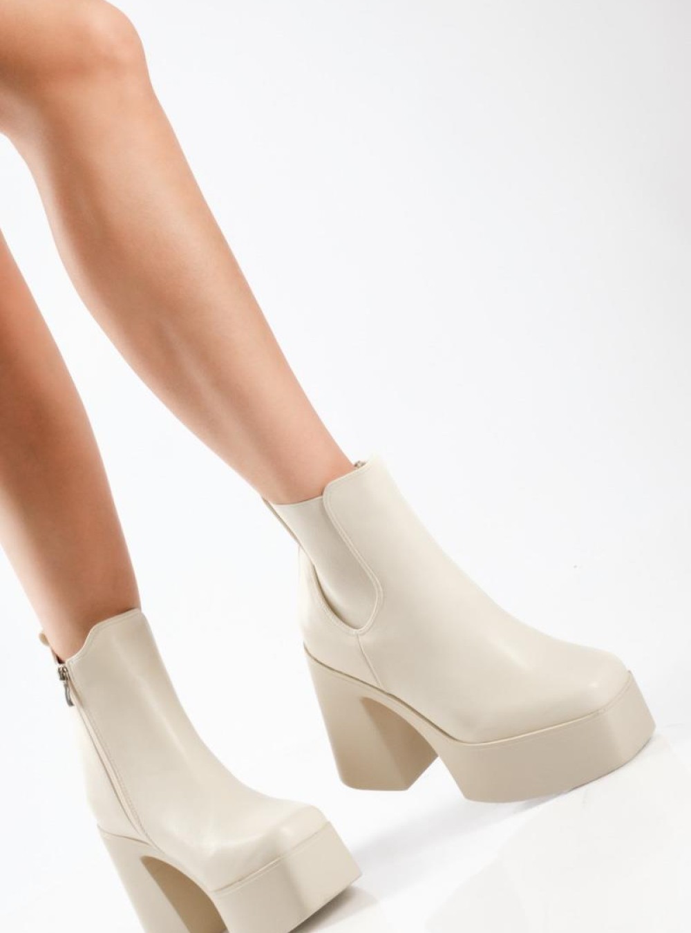 Δίσολα ankle boots με χοντρό τακούνι και λάστιχο στο πλάι ΜΠΕΖ