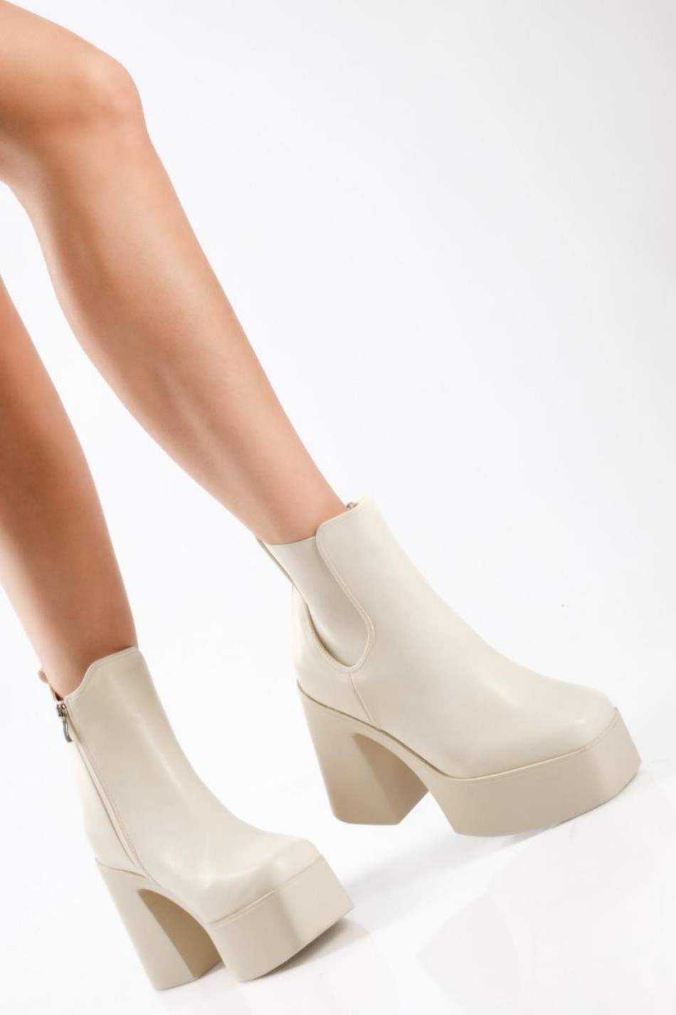 Δίσολα ankle boots με χοντρό τακούνι και λάστιχο στο πλάι ΜΠΕΖ