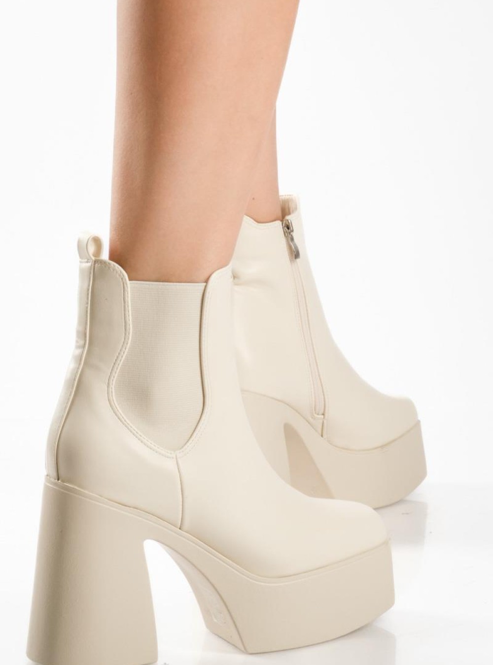 Δίσολα ankle boots με χοντρό τακούνι και λάστιχο στο πλάι ΜΠΕΖ