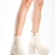Δίσολα ankle boots με χοντρό τακούνι και λάστιχο στο πλάι ΜΠΕΖ