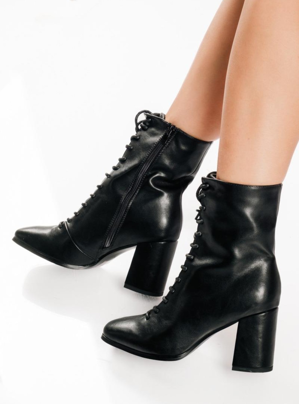 Lace up μποτάκια με χοντρό τακούνι και καρέ μύτη ΜΑΥΡΟ