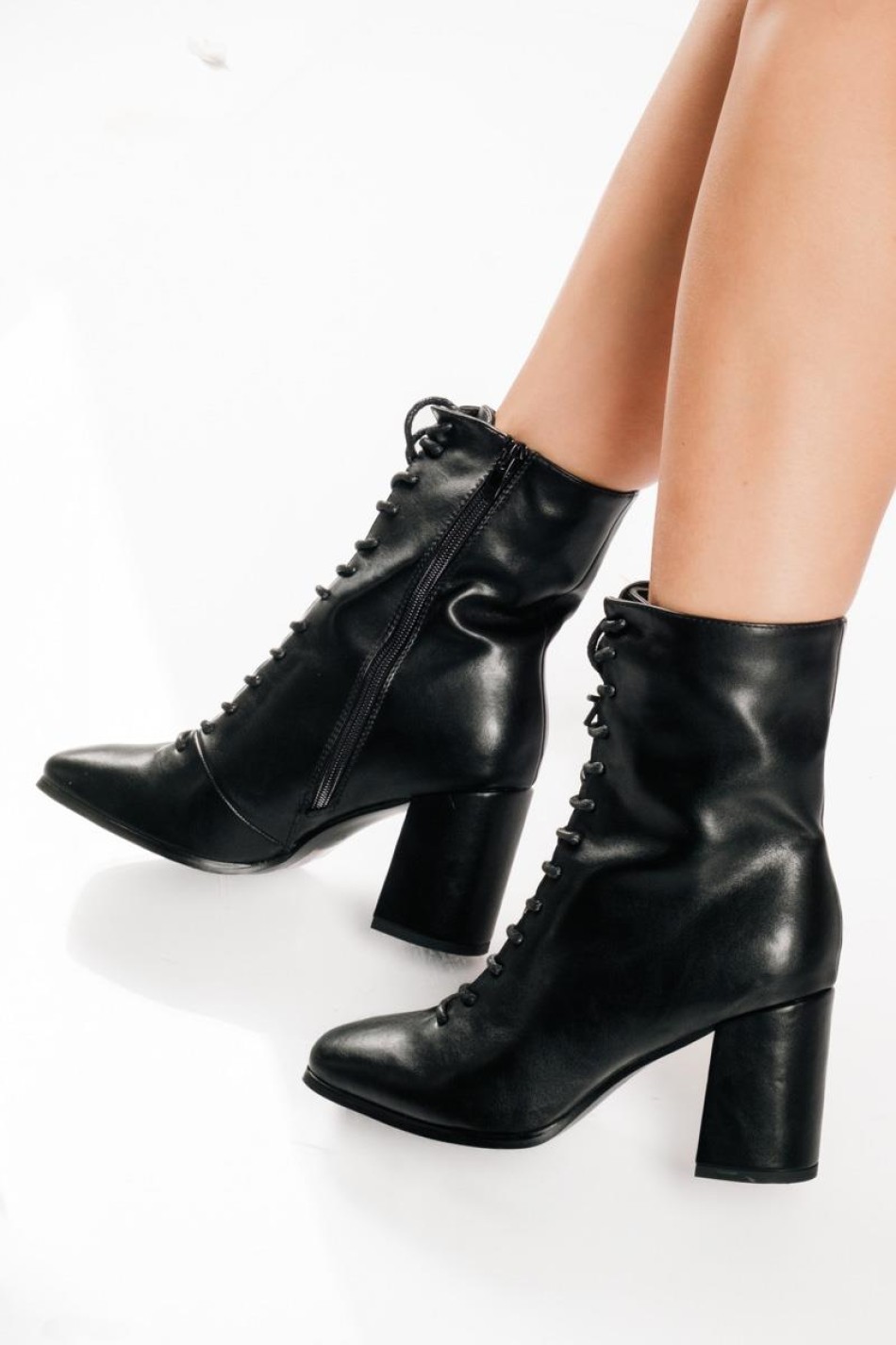 Lace up μποτάκια με χοντρό τακούνι και καρέ μύτη ΜΑΥΡΟ
