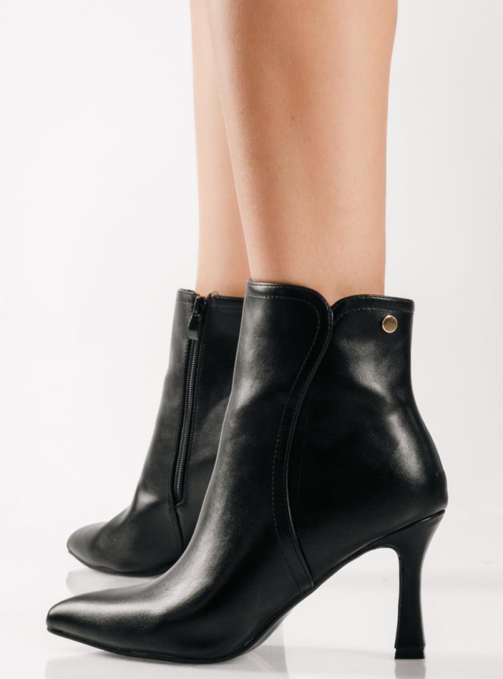 Ankle boots με λεπτό τακούνι και μικρή χρυσή λεπτομέρεια ΜΑΥΡΟ