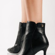 Ankle boots με λεπτό τακούνι και μικρή χρυσή λεπτομέρεια ΜΑΥΡΟ