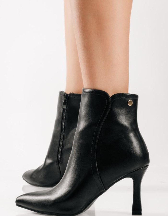 Ankle boots με λεπτό τακούνι και μικρή χρυσή λεπτομέρεια ΜΑΥΡΟ