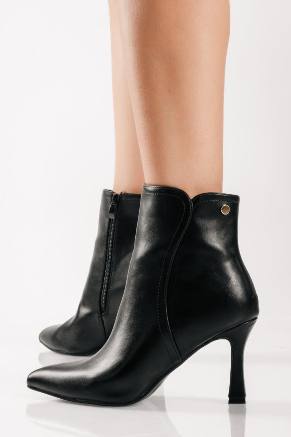 Ankle boots με λεπτό τακούνι και μικρή χρυσή λεπτομέρεια ΜΑΥΡΟ