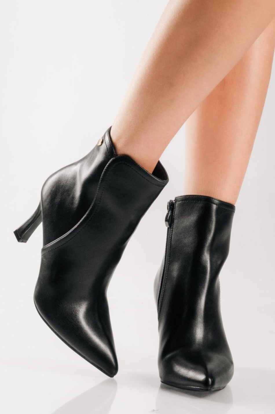 Ankle boots με λεπτό τακούνι και μικρή χρυσή λεπτομέρεια ΜΑΥΡΟ