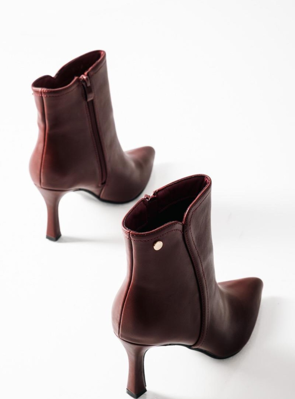 Ankle boots με λεπτό τακούνι και μικρή χρυσή λεπτομέρεια ΜΠΟΡΝΤΩ