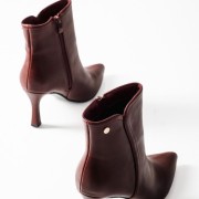 Ankle boots με λεπτό τακούνι και μικρή χρυσή λεπτομέρεια ΜΠΟΡΝΤΩ