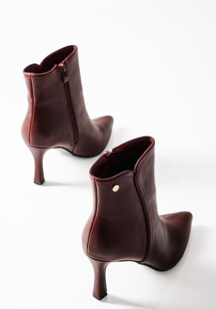 Ankle boots με λεπτό τακούνι και μικρή χρυσή λεπτομέρεια ΜΠΟΡΝΤΩ
