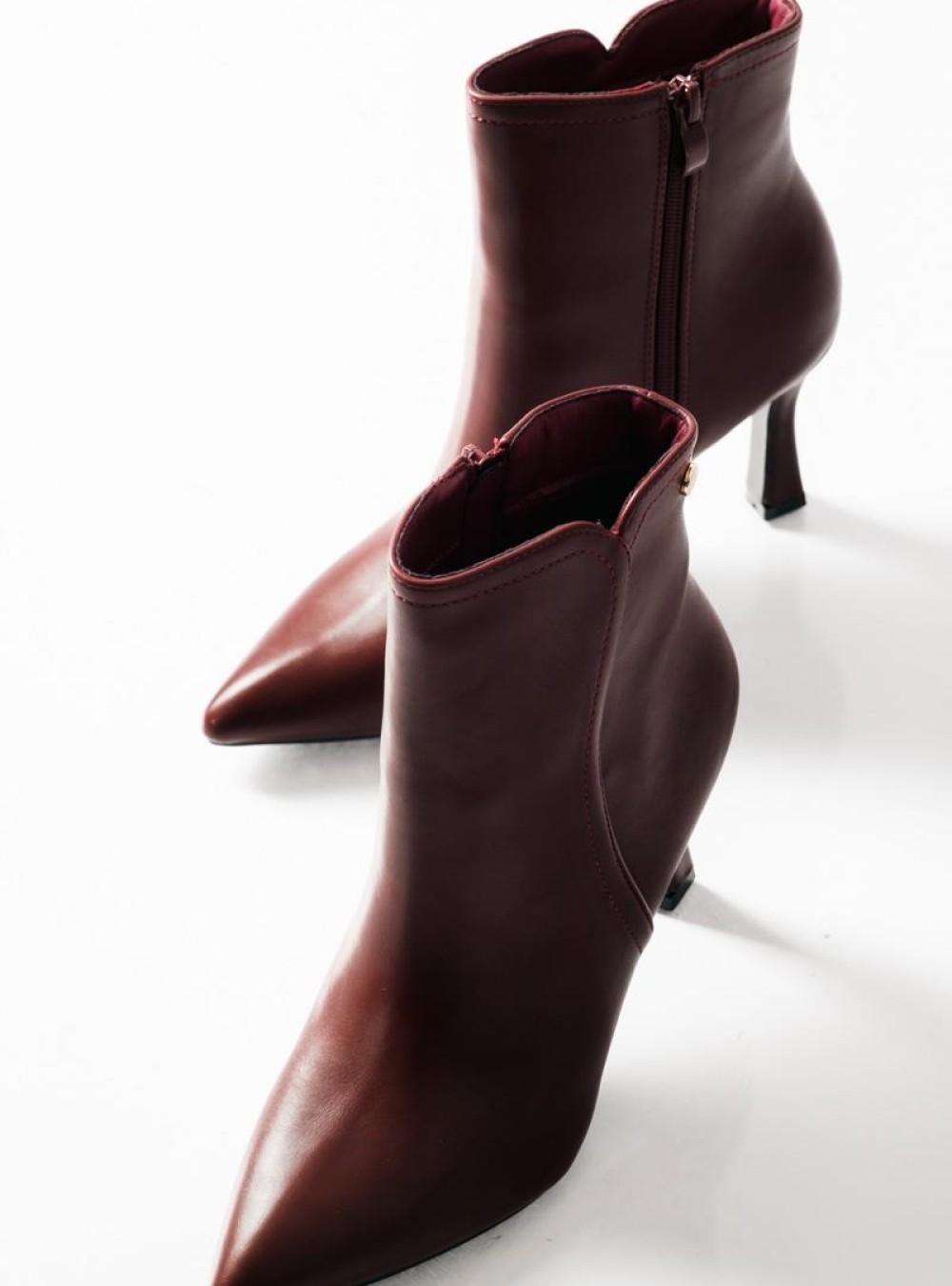 Ankle boots με λεπτό τακούνι και μικρή χρυσή λεπτομέρεια ΜΠΟΡΝΤΩ