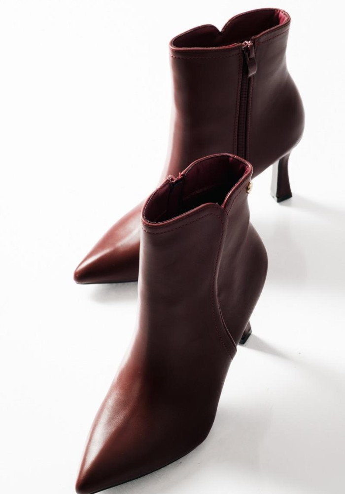 Ankle boots με λεπτό τακούνι και μικρή χρυσή λεπτομέρεια ΜΠΟΡΝΤΩ