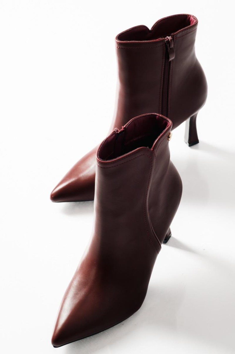 Ankle boots με λεπτό τακούνι και μικρή χρυσή λεπτομέρεια ΜΠΟΡΝΤΩ