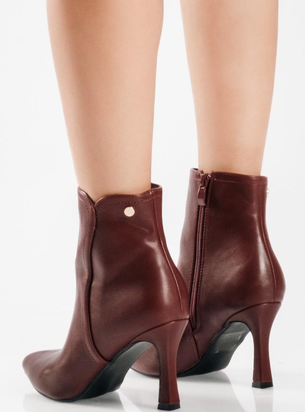Ankle boots με λεπτό τακούνι και μικρή χρυσή λεπτομέρεια ΜΠΟΡΝΤΩ