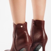 Ankle boots με λεπτό τακούνι και μικρή χρυσή λεπτομέρεια ΜΠΟΡΝΤΩ