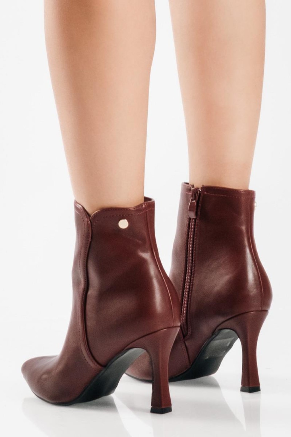 Ankle boots με λεπτό τακούνι και μικρή χρυσή λεπτομέρεια ΜΠΟΡΝΤΩ