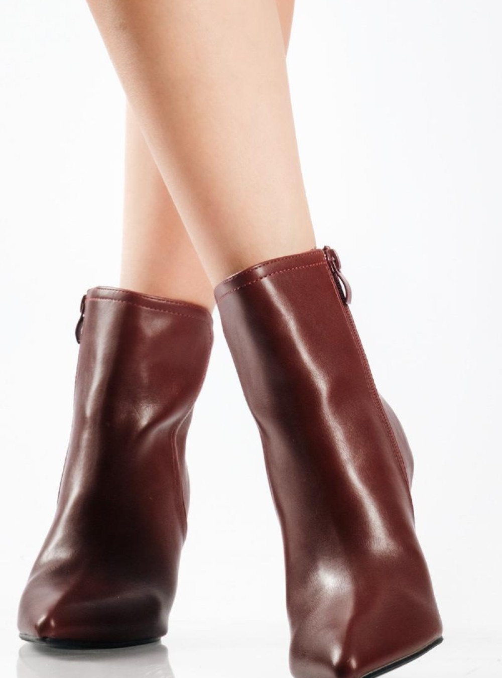 Ankle boots με λεπτό τακούνι και μικρή χρυσή λεπτομέρεια ΜΠΟΡΝΤΩ