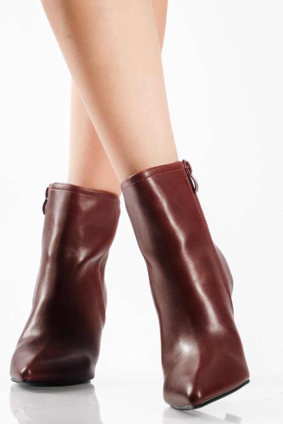 Ankle boots με λεπτό τακούνι και μικρή χρυσή λεπτομέρεια ΜΠΟΡΝΤΩ