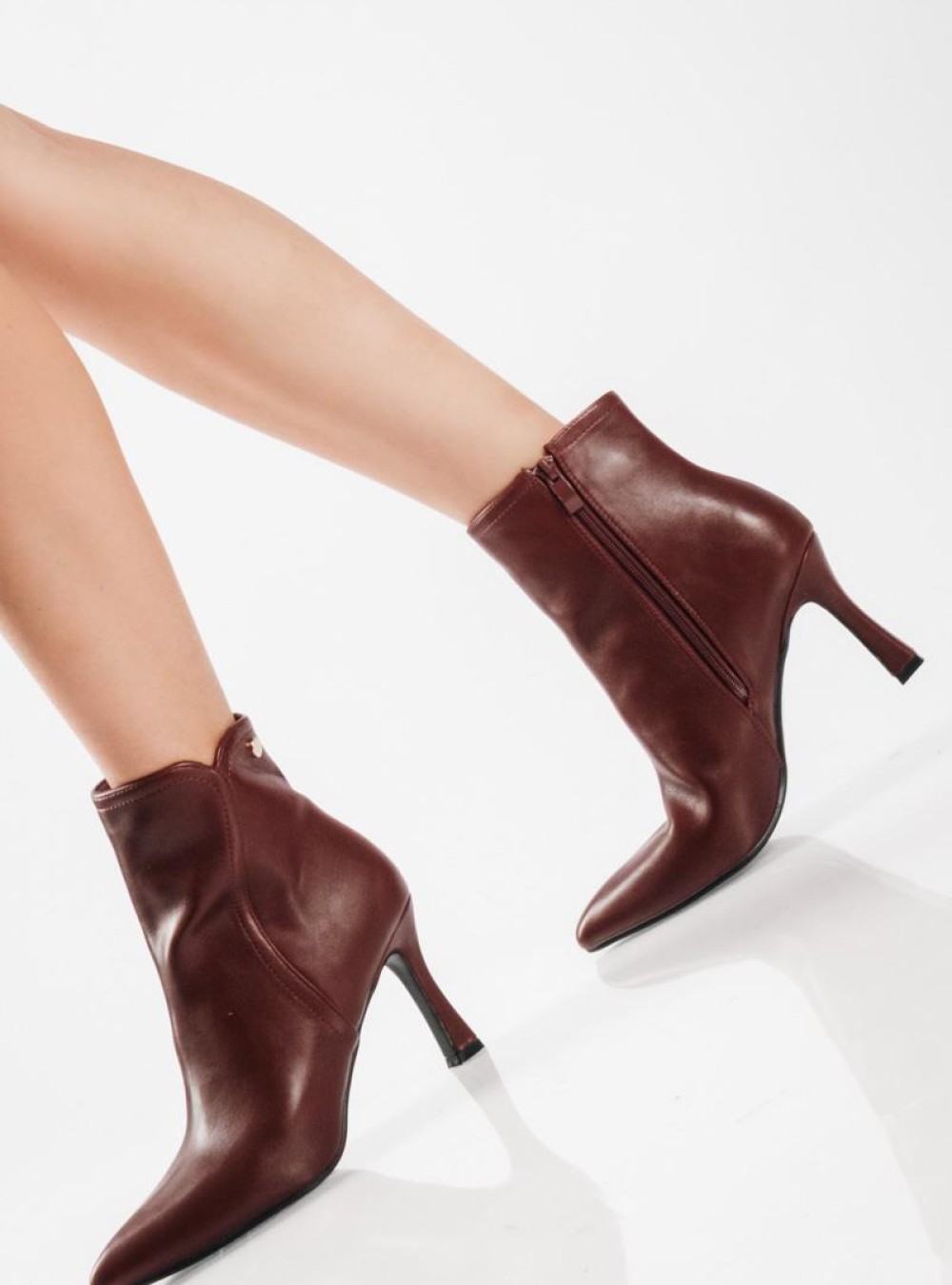Ankle boots με λεπτό τακούνι και μικρή χρυσή λεπτομέρεια ΜΠΟΡΝΤΩ
