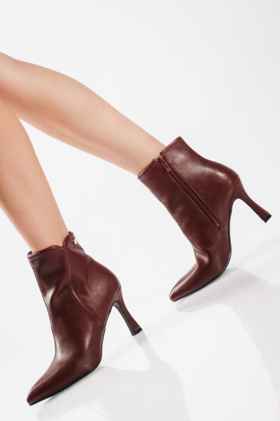 Ankle boots με λεπτό τακούνι και μικρή χρυσή λεπτομέρεια ΜΠΟΡΝΤΩ