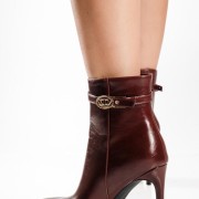 Ankle boots με ψηλό τακούνι και χρυσή διακοσμητική λεπτομέρεια ΜΠΟΡΝΤΩ